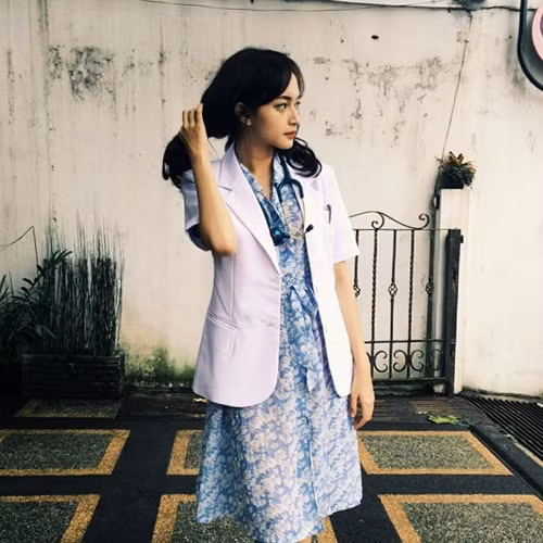  Bác sỹ hot girl trông giống Phạm Băng Băng nhất ở góc nhìn nghiêng.