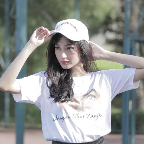 Năm 2014, Indah Kusuma cũng đã từng đại diện cho tỉnh Trung Sulawesi tham dự cuộc thi Hoa hậu Indonesia năm 2014 và xuất sắc lọt vào Top 15.