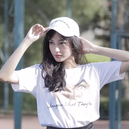 Năm 2014, Indah Kusuma cũng đã từng đại diện cho tỉnh Trung Sulawesi tham dự cuộc thi Hoa hậu Indonesia năm 2014 và xuất sắc lọt vào Top 15.