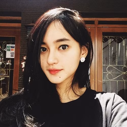 Ở đời thường, cô nàng rất hòa đồng, thân thiện với mọi người.