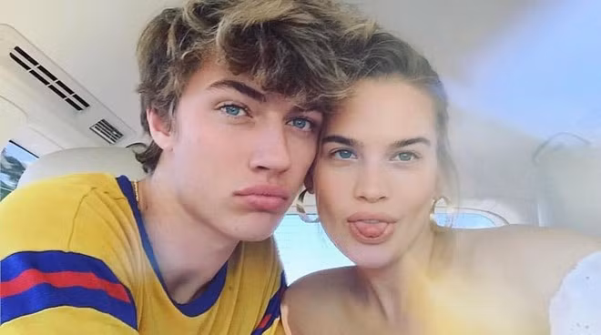 Nhiều dân mạng nhận xét ngoại hình của Stormi và Lucky có khá nhiều điểm tương đồng như mái tóc xoăn màu hạt dẻ, hàng lông mày rậm, đôi mắt xanh biếc cùng làn môi dày gợi cảm.