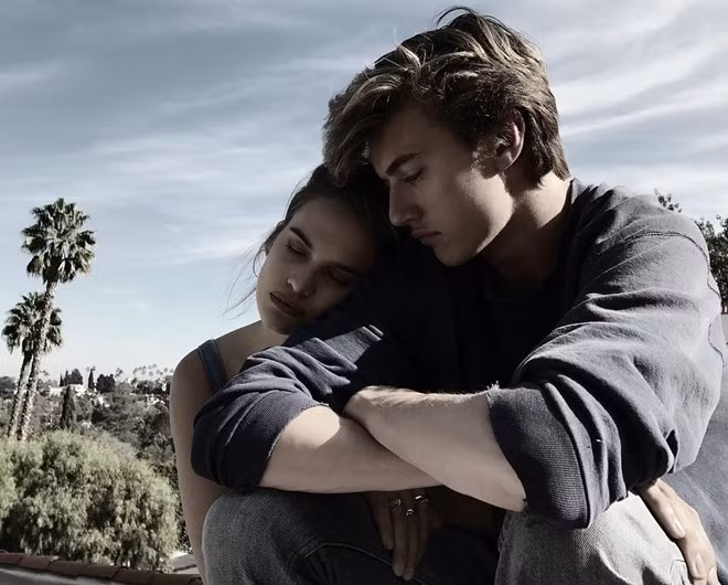 Chàng mẫu điển trai 18 tuổi gốc Pháp công khai người yêu hơn tuổi từng khiến nhiều cô gái bất ngờ. Tuy nhiên, nhan sắc của Stormi Bree Henley khiến họ "yên tâm" phần nào và tiếp tục dõi theo "nam thần" của mình.