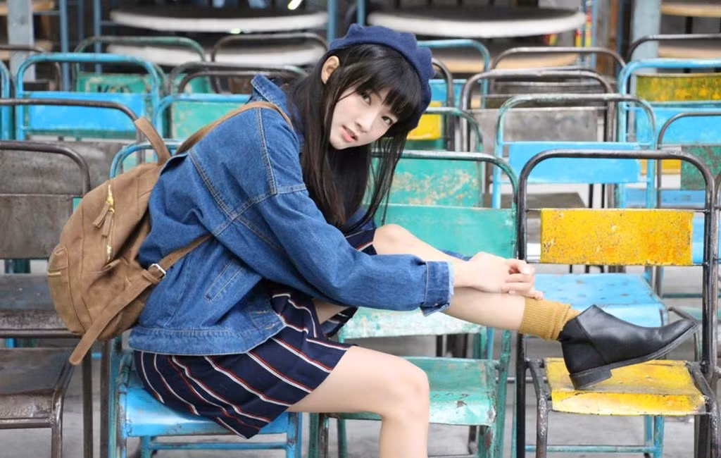 Cô thu hút người đối diện bởi gương mặt thanh tú, làn da trắng mịn cùng đôi mắt đen tròn.