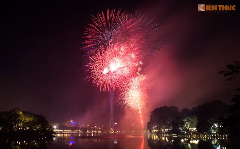 Không có pháo hoa giao thừa, các bạn trẻ cũng mất đi một hoạt động, một cơ hội để có thể gần gũi bên nhau, biến khoảnh khắc chuyển giao sang năm mới trở nên ý nghĩa, nhiều màu sắc hơn. Nói về điều này, bạn Đỗ Tố Quỳnh, học sinh lớp 12 trường THPT Quang Trung, Hà Nội không giấu được sự tiếc nuối: "Từ bé em đã quen với việc tối 30 Tết đến Hồ Gươm ngắm pháo hoa, đón giao thừa cùng mẹ. Tết năm nay không có pháo hoa thực sự em thấy buồn và thiết nghĩ chúng ta vẫn còn có nhiều cách khác để ủng hộ người nghèo không nhất thiết phải cắt bớt đi một hoạt động vốn mang nhiều ý nghĩa như bắn pháo hoa đêm giao thừa như vậy".