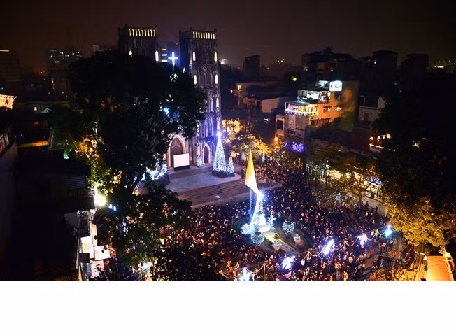 Ngoài ra với phương án kêu gọi các nhà thờ ở Hà Nội cùng róng chuông trong thời khắc giao thừa cũng là một ý tưởng rất hay. Đây là hoạt động mà nhiều nước phương Tây thực hiện từ lâu, vừa giúp thành phố tiết kiệm được ngân sách, vừa đảm bảo tạo ra được bầu không khí đón năm mới nói chung, tạo cảm giác phấn chấn, vui tươi trong lòng người dân. Ảnh: Báo Giao thông Vận tải.