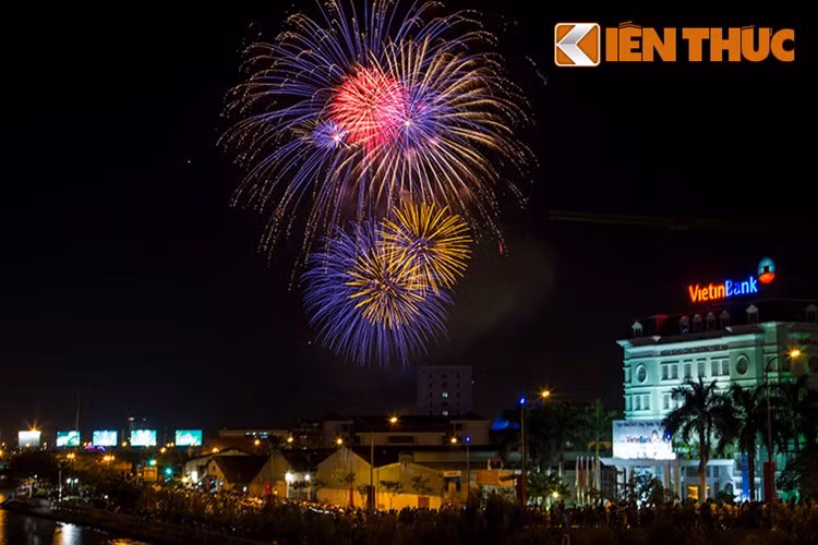 Cũng có một số bạn trẻ đề xuất một vài phương án bắn pháo hoa khác vừa tiết kiệm hơn vừa không làm mất đi một hoạt động mang tính truyền thống và nhiều ý nghĩa trong đêm giao thừa. Độc giả Trần Hoàng Anh là sinh viên Đại học Kiến trúc, Hà Nội nêu quan điểm: "Theo mình, nếu muốn tiết kiệm thì thay vì bắn pháo hoa ở 30-31 điểm ở khắp Hà Nội thì giờ chúng ta giảm xuống chỉ bắn ở một vài địa điểm lớn nhất trung tâm các quận thôi. Cả thành phố bắn khoảng hơn 10 điểm là được. Người dân vừa có chỗ vui chơi, đón giao thừa mà thành phố vẫn tiết kiệm được một khoản ngân sách".