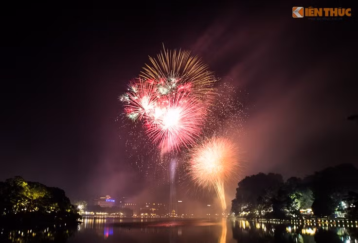 Dù năm nay đã hơn 50 tuổi nhưng ông Bùi Việt Dũng ở phố Tràng Thi, Hà Nội cũng có cùng quan điểm với bạn học sinh vừa nêu ý kiến ở trên. Ông Dũng chia sẻ: "Tết ở Hà Nội bây giờ càng ngày càng mất dần bản sắc, không còn vui và mang đậm tính truyền thống như cách đây 10-20 năm nữa. Bây giờ lại bỏ cả bắn pháo hoa, tôi thấy như cái hay nhất, đặc sắc nhất của Tết Âm lịch ở Thủ đô đã biến mất rồi".