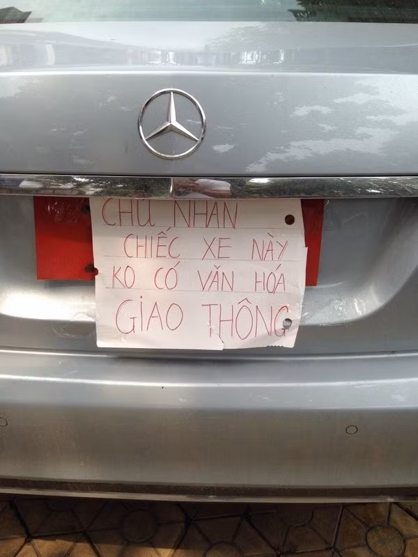 Một số người đề cao lý lẽ sẽ không sử dụng những biện pháp mạnh tay như đập phá, vẽ bậy lên xe đỗ sai nơi, mà họ lại lựa chọn cách để lại những lời nhắn đánh vào sự tự trọng của chủ xe. Những dòng nhắn như: "Chủ nhân xe này là người không có văn hóa giao thông" hay "Vô ý thức! Vô học!"... thường được viết ra giấy để gài vào biển số hoặc kính chắn gió trên xe để nhắc nhở chủ nhân của chúng về bài học đỗ xe đúng chỗ.
