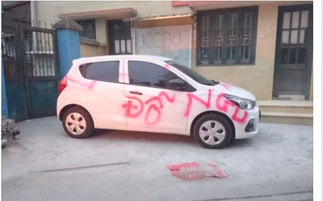 Ở Việt Nam hiện nay, "mua ô tô là chuyện dễ, 'nuôi' được ô tô mới là chuyện khó"... câu chuyện dừng đỗ ô tô không đúng chỗ, gây cản trở đến sinh hoạt chung của người dân từ lâu đã là vấn đề gây nhiều bức xúc. Nhiều người mua và sở hữu những chiếc xe đắt tiền, hạng sang nhưng cách dừng đỗ xe của họ lại thể hiện sự vô ý thức, bất cần và ích kỷ. Trong năm qua, cư dân mạng Việt đã chia sẻ rất nhiều bức ảnh phản ánh tình trạng tài xế đỗ xe vô ý thức và bị trả đũa rất nặng tay.