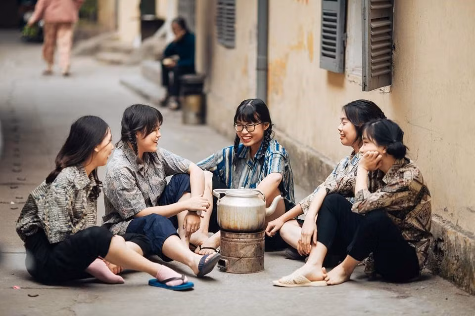 Ban đầu, nhóm bạn trẻ gặp đôi chút khó khăn trong việc chuẩn bị trang phục thời xưa. Sau đó, họ quyết định chia sẻ quần áo của cha mẹ cho nhau và nhận được sự hỗ trợ từ ê-kíp nên mọi chuyện diễn ra khá thuận lợi.