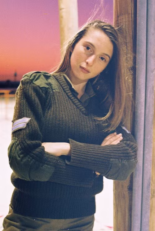 Mayan Toledano sinh năm 1990, đến từ thành phố Haifa, phía đông Israel. Vừa tròn 18 tuổi, Toledano cũng như bao cô gái khác, đều phải gác lại những giấc mơ đang còn dang dở của mình để vào quân đội rèn luyện trong vòng 2 năm.