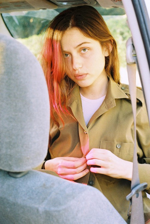 Những bức ảnh Toledano chụp khi còn phục vụ trong Học viện hàng không thuộc Không quân Israel đều rất chân thực, sắc nét nhưng vẫn đầy tính nghệ thuật. “Lý do tới tận bây giờ tôi mới công bố bộ ảnh này là muốn rất cả mọi người hiểu được cuộc sống của những cô gái nhỏ bé đằng sau bộ quân phục, lúc đó tôi có cảm giác mình như một người vô hình vậy”, nữ nhiếp ảnh gia chia sẻ.