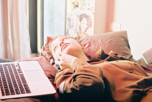 Nhiều người nhận xét, dù xung quanh toàn súng đạn nhưng ở Toledano và bạn cô đều toát lên vẻ tinh khôi, trong sáng tựa như những bông hoa giữa chiến trường. Bên cạnh đó, chế độ tập luyện gian khổ hàng ngày còn giúp cho những nữ binh sĩ luôn giữ được thân hình chuẩn không thua kém gì các siêu mẫu.