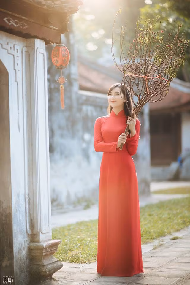 Trước bộ ảnh "Lên nương mùa xuân" với hình tượng thiếu nữ dân tộc xinh đẹp, trước đó Thu Hương cũng đã chụp một vài hình ảnh đón xuân với concept áo dài đỏ cùng tạo hình của một thiếu nữ Hà thành yêu kiều, giản dị. Những bức ảnh nhìn chung khá đơn giản nhưng vẫn mô tả được sức sống mùa xuân mãnh liệt, tạo ra cảm xúc đặc biệt cho người xem thời điểm Tết đến. Ảnh: Lê Huy.