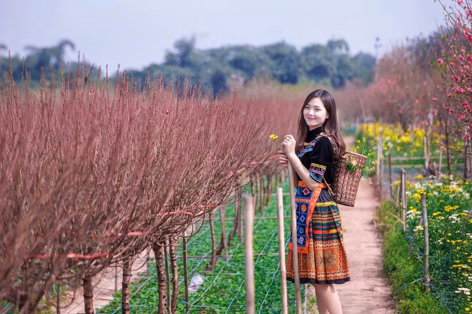 Ngoài ra, khung cảnh khu vườn ngập tràn màu sắc mùa xuân mới cũng góp phần tạo nên sự hấp dẫn của bộ ảnh. Trên một số fanpage về nhiếp ảnh, nhiều thành viên bình luận rằng chỉ cần ngắm nghía bộ ảnh mới của Thu Hương, các cô gái trẻ như được truyền thêm hứng thú, cũng muốn chuẩn bị, xúng xính quần áo đẹp để ra vườn xuân chụp ảnh. Ảnh: Trần Lâm.