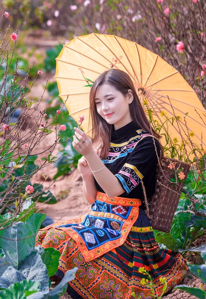 Lê Thu Hương là tên cô gái trẻ có biệt danh " hot girl dân tộc" đã quá quen thuộc với đông đảo dân mạng Việt trong năm qua. Được biết đến lần đầu vào khoảng tháng 4/2016 bằng một bức ảnh mặc hóa thân thành thiếu nữ người dân tộc vui đùa bên suối... từ đó đến nay, Thu Hương đã có rất nhiều sự thay đổi nhưng nét xinh xắn, dễ thương của cô này vẫn thường xuyên khiến dân mạng phát sốt mỗi khi cô trình làng một bộ ảnh mới. Ảnh: Trần Lâm.