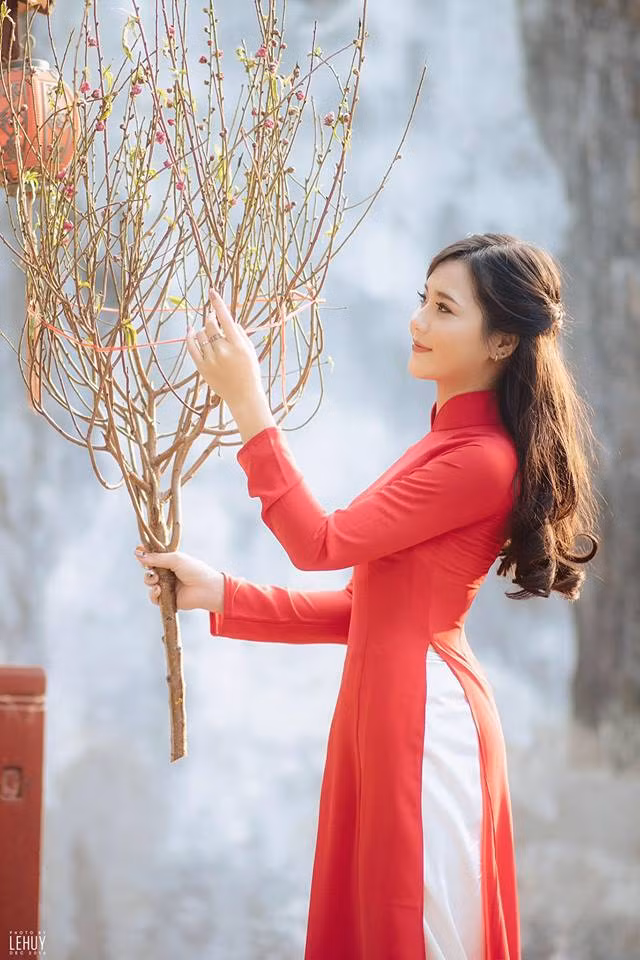 Được biết, hiện tại "hot girl dân tộc" Lê Thu Hương đang theo đuổi công việc của một người mẫu ảnh tự do, thường xuyên nhận được những lời mời hợp tác từ các phó nháy chuyên nghiệp, nghiệp dư. Tự tin với những thế mạnh về ngoại hình của mình, Thu Hương ngày một tiến bộ và có những sản phẩm ấn tượng hơn. Ảnh: Lê Huy.