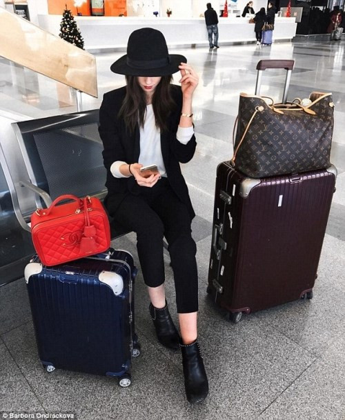 Những chuyến du lịch dài ngày ở các vùng đất phồn hoa là điều mà hội con nhà giàu 9X yêu thích.