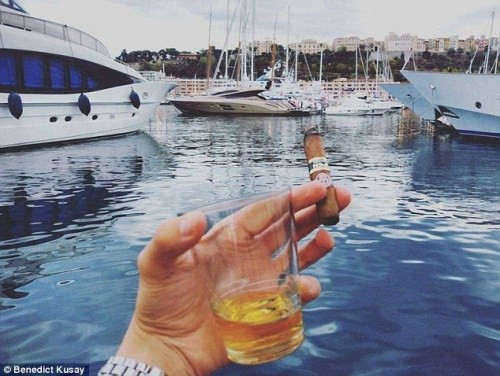 Doanh nhân trẻ người Đức Benedict Kusay và bạn bè đã thuê một chiếc du thuyền tới bờ biển Pháp và đã công khai mời nhiều cô gái nóng bỏng trên mạng xã hội cùng tham gia bữa tiệc năm mới của họ.