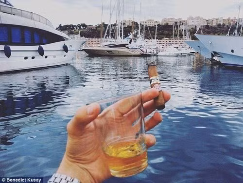 Doanh nhân trẻ người Đức Benedict Kusay và bạn bè đã thuê một chiếc du thuyền tới bờ biển Pháp và đã công khai mời nhiều cô gái nóng bỏng trên mạng xã hội cùng tham gia bữa tiệc năm mới của họ.