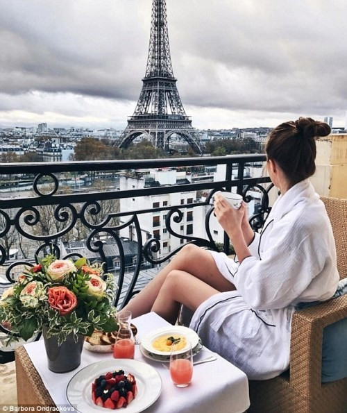 Chỉ trong vài tháng qua, Barbora đã tới nhiều địa điểm du lịch sang trọng khác nhau. Lúc thì người ta thấy cô đang tắm biển ở Dubai, khi khác lại thấy cô đang nhấm nháp cà phê trên ban công khách sạn nhìn ra tháp Eiffel ở Paris.