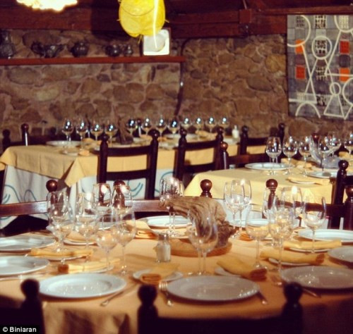 Mon và bạn bè sau đó sẽ ăn cơm trưa tại quán ăn nổi tiếng ở Arties, với thực đơn năm mới trị giá khoảng 115 bảng Anh.