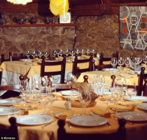 Mon và bạn bè sau đó sẽ ăn cơm trưa tại quán ăn nổi tiếng ở Arties, với thực đơn năm mới trị giá khoảng 115 bảng Anh.