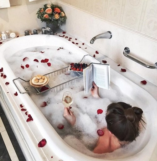 Blogger thời trang 20 tuổi Barbora Ondrackova ở cộng hòa Séc đang tận hưởng một ly sâm panh trong khách sạn hạng sang Shangri-La ở Paris. Cô sẽ tới Abu Dhabi để đón năm mới với bạn trai.