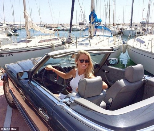 Sau bữa tối, Mon và bạn bè sẽ đi đến một trong những hộp đêm ở Arties, họ sẽ ăn 12 quả nho vào lúc nửa đêm theo đúng truyền thống Tây Ban Nha.