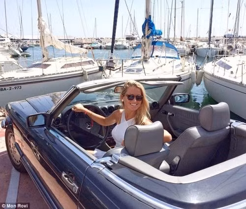 Sau bữa tối, Mon và bạn bè sẽ đi đến một trong những hộp đêm ở Arties, họ sẽ ăn 12 quả nho vào lúc nửa đêm theo đúng truyền thống Tây Ban Nha.