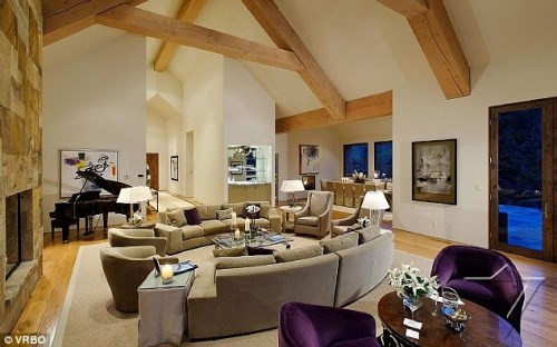 Nội thất sang trọng bên trong căn biệt thự.