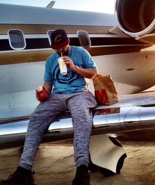 Kev Kouyoumjian, 34 tuổi, Giám đốc điều hành của công ty triệu đô World Tech Toys, sẽ tận hưởng kỳ nghỉ lễ năm mới trong một villa trị giá 30 triệu bảng Anh với 6 phòng ngủ và đồ nội thất sang trọng, xa hoa ở vùng núi Aspen (Mỹ) với gia đình.