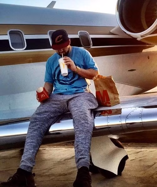 Kev Kouyoumjian, 34 tuổi, Giám đốc điều hành của công ty triệu đô World Tech Toys, sẽ tận hưởng kỳ nghỉ lễ năm mới trong một villa trị giá 30 triệu bảng Anh với 6 phòng ngủ và đồ nội thất sang trọng, xa hoa ở vùng núi Aspen (Mỹ) với gia đình.