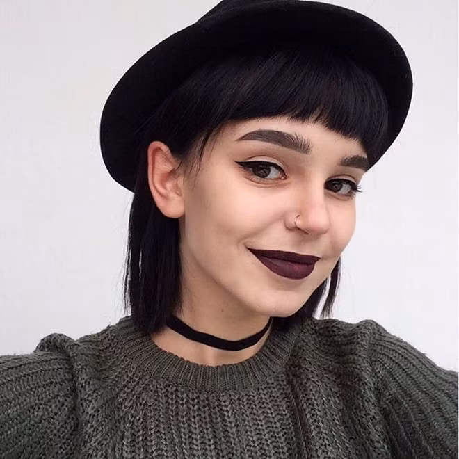 Bên cạnh kiểu tóc, lối make up ấn tượng, 9X Ukraine còn sở hữu gương mặt xinh đẹp với đường nét góc cạnh và đôi môi dày gợi cảm.