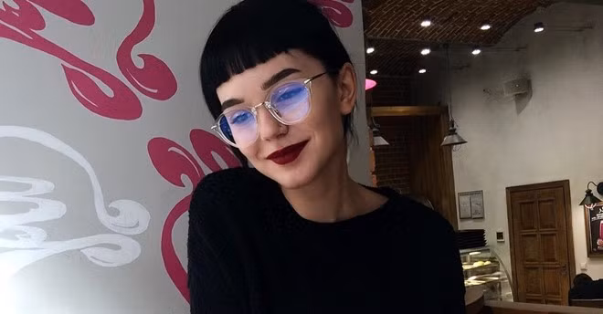 Cá tính và khác biệt là điều đầu tiên mọi người nghĩ đến khi nhìn thấy Sarah ( cô gái 19 tuổi, đến từ Ukraine). Cô nổi tiếng trên mạng nhờ vào kiểu tóc mái khá độc đáo.