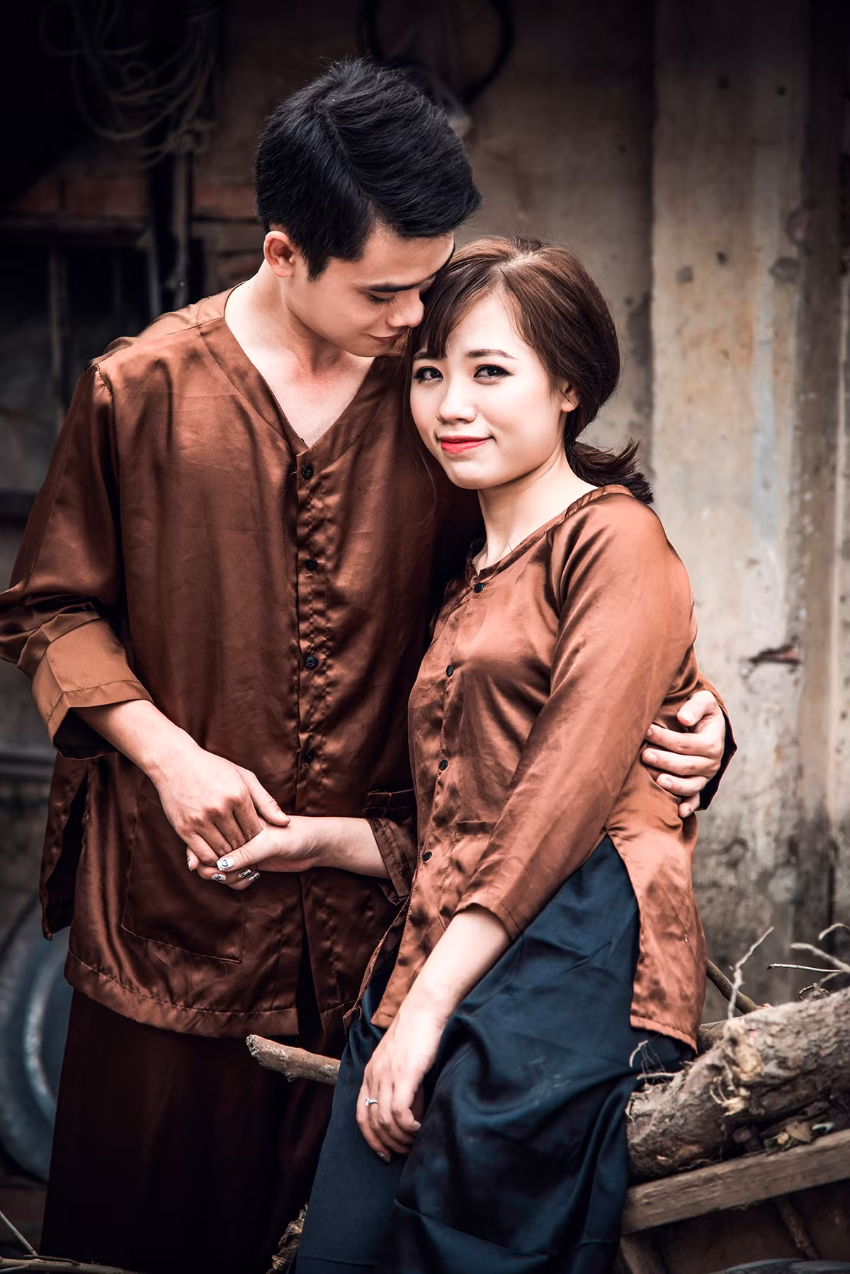 Với mong muốn tạo ra nhiều khoảnh khắc đáng nhớ trong cuộc đời, lưu giữ được đến mãi về sau, nhiều đôi vợ chồng trẻ đã quyết định sáng tạo để thực hiện những bộ ảnh cưới thật độc đáo. Chụp ảnh cưới dân dã ở các vùng quê là một ý tưởng không tồi dành cho những cặp đôi yêu thích sự sản dị, gần gũi nhưng vẫn mang đầy ý nghĩa về sự hạnh phúc và thể hiện ước mơ hướng tới một cuộc sống bình yên. Ảnh: Công Trình.