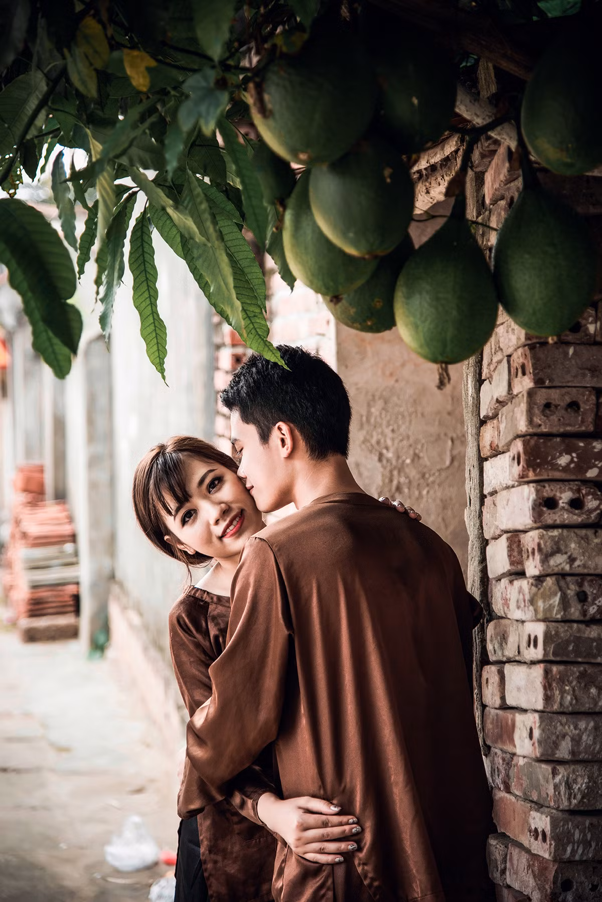 Chú rể Bá Hưng cho biết: "Mình hy vọng việc chọn một hướng đi khác lạ là điều tạo nên sự riêng có cho bộ ảnh, không sao chép, không khuôn mẫu, và đem lại những nụ cười thật sảng khoái, thật "sướng". Mong rằng khi nhìn vào bộ ảnh, mọi người sẽ cảm nhận được sự hạnh phúc rất giản đơn, chỉ cần áo nâu, bờ ao, cây đa, cổng làng, nhưng thật hạnh phúc, ấm áp. Ảnh: Công Trình.