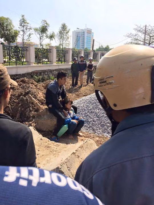 Nam thanh niên cầm dao nhọn, gí vào cổ cô gái trẻ trước sự chứng kiến của hàng chục người dân.