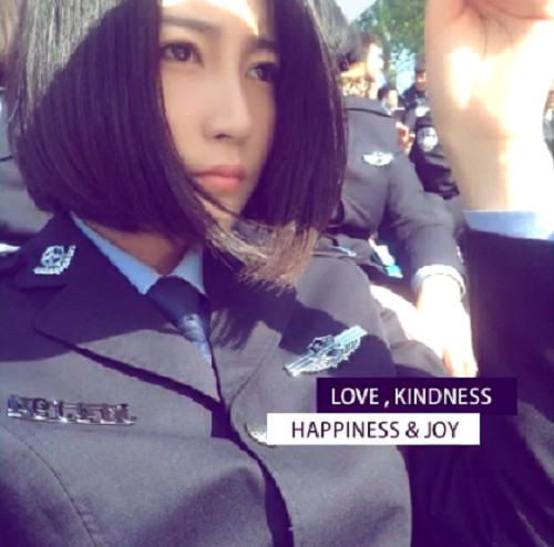 Cô gái đang làm dân mạng Trung Quốc "điên đảo" tên thật là Trương Bảng, sinh ngày 25/5/1993. Trương Bảng thực chất không phải là cảnh sát như những mô tả trên mạng xã hội mà mới chỉ là sinh viên năm cuối của Đại học Công an Nhân dân Trung Quốc.