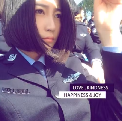 Cô gái đang làm dân mạng Trung Quốc "điên đảo" tên thật là Trương Bảng, sinh ngày 25/5/1993. Trương Bảng thực chất không phải là cảnh sát như những mô tả trên mạng xã hội mà mới chỉ là sinh viên năm cuối của Đại học Công an Nhân dân Trung Quốc.