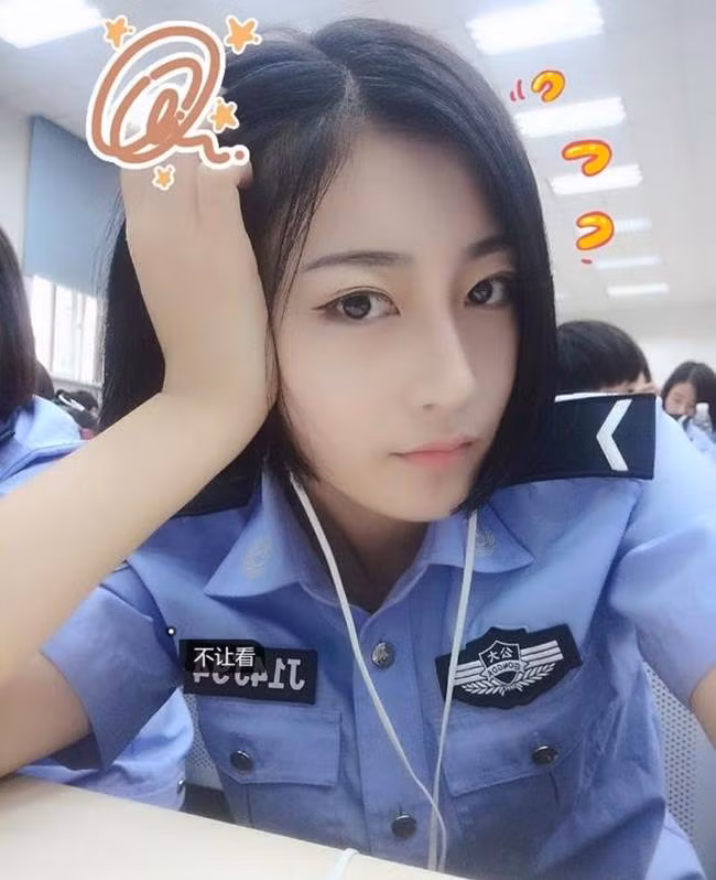Người đẹp giấu tên nhanh chóng được dân mạng phong cho biệt danh " nữ cảnh sát xinh đẹp nhất Trung Quốc". Cùng từ đây, những cuộc truy lùng, tìm kiếm danh tính, thông tin về nữ cảnh sát xinh đẹp được dân mạng mở ra. Tuy nhiên, sự thật về nhân vật gây sốt này lại khiến không ít bạn trẻ, dân mạng "ngã ngửa".