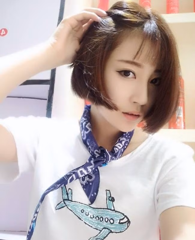 Ngoài đời, giống như bao cô gái trẻ khác, Trương Bảng cũng có những sở thích đáng yêu như làm đẹp, chụp ảnh "tự sướng". Trang cá nhân của cô nàng thời điểm chưa "nổi tiếng" có hơn 1 nghìn người theo dõi.