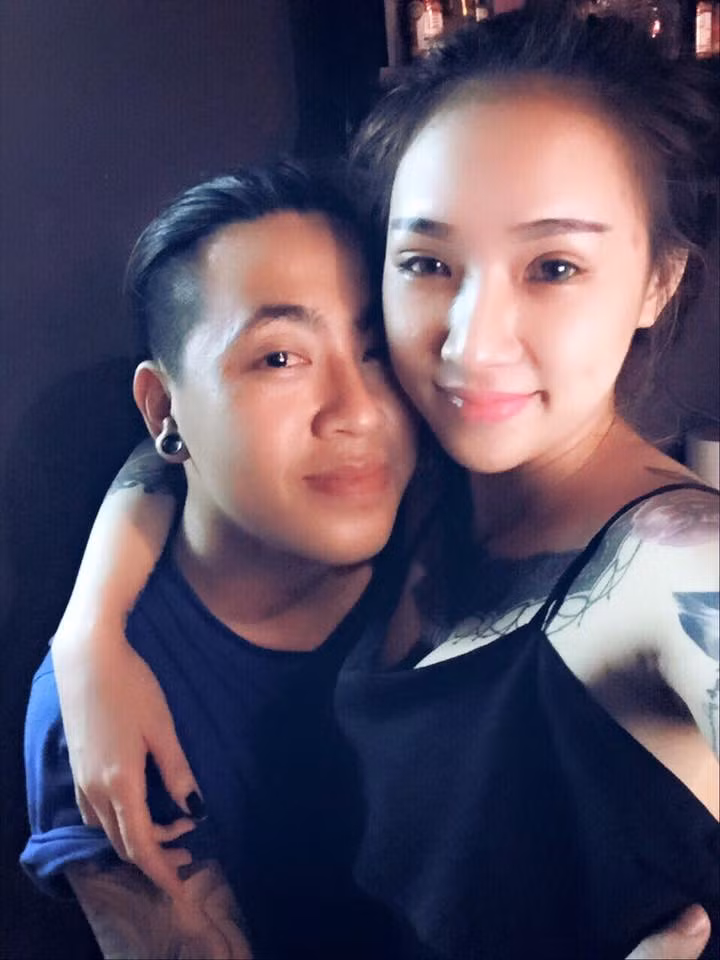 Tiệm xăm được mở dựa trên đam mê, sở thích của cả hai vợ chồng và nó giúp bà mẹ trẻ có được nguồn thu nhập ổn định để xây dựng gia đình, nuôi dạy con cái đầy đủ.