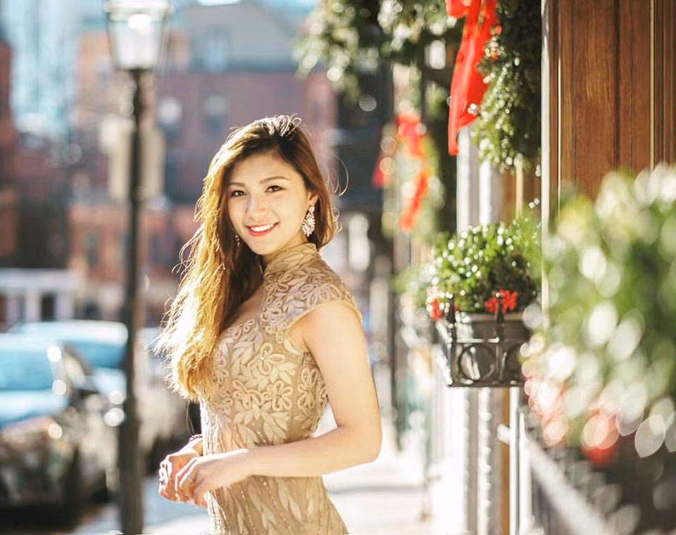 Đỗ Vân Anh đang là sinh viên ngành Kế toán, Đại học Suffolk, Boston, Mỹ. Từ trước cuộc thi Miss Du học sinh 2015, Vân Anh đã là gương mặt được một số cộng đồng du học sinh Việt ở nước ngoài nhắc đến như một bạn trẻ xinh đẹp, tài năng, có giọng hát cực hay cùng thành tích học tập khiến ai cũng nể phục.