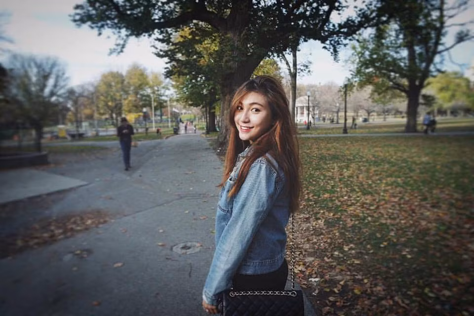 Với từng ấy thành tích trong học tập, ít ai biết nữ du học sinh xinh đẹp này đã từng phải chịu một cú sốc rất lớn khi mẹ cô qua đời năm cô học lớp 8 vì bệnh ung thư. Sang Mỹ, được sống gần chị gái, nỗi đau mất mẹ phần nào được xoa dịu... đồng thời nó cũng tạo cho Vân Anh một động lực to lớn, một ý chí quyết tâm làm nên điều vẻ vang trong tương lai, biến cuộc sống trở nên hạnh phúc hơn.