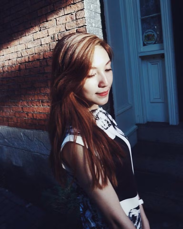 Sang Mỹ sinh sống và học tập, Vân Anh làm quen với cách sống tự lập và quyết đoán trong mọi công việc. Cô nàng luôn biết cách sắp xếp thời gian hợp lý, biết tự cân đối chi tiêu cho việc học tập và duy trì cuộc sống. Thời gian dành cho học tập luôn được cô bạn đề cao hàng đầu và khi có cơ hội... Vân Anh lại chuyên tâm "săn" học bổng.