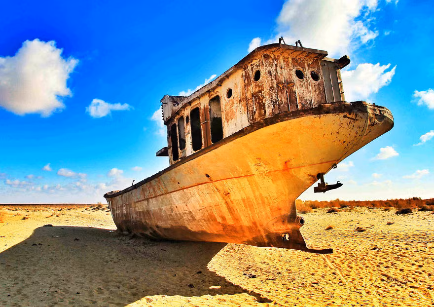 Một trong những kho báu Christian Lindgren đã giới thiệu trên blog của mình là thuyền bị bỏ rơi ở Biển Aral. Trở lại năm 1960, biển Aral được gọi là hồ lớn thứ tư trên thế giới. Tất cả mọi thứ xung quanh biển Aral bị bỏ hoang. Nó đã từng trở thành một địa điểm du lịch nổi tiếng ở Liên Xô cũ. Nhưng ngày này, bạn sẽ chỉ nhìn thấy tàn tích của vinh quang trước đây. Moynaq thực sự là một nơi buồn, nhưng vẫn có giá trị một lần nếu bạn đang ở trong khu vực Trung Á. Christian đã viết.