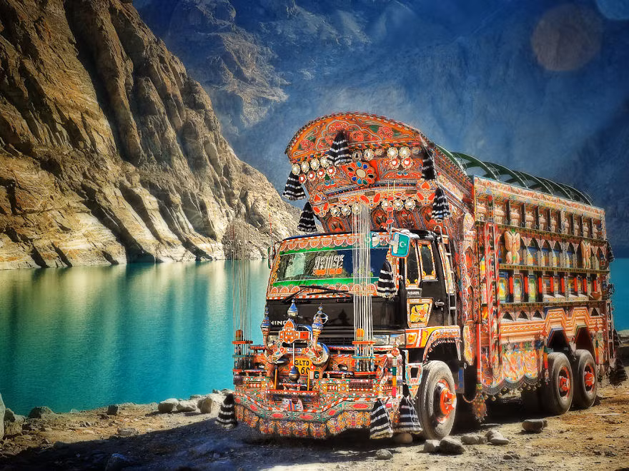 Khi bạn 18, đứng trước ngưỡng cửa cuộc đời lựa chọn từ bỏ theo đuổi con đường học thuật là một quyết định khó khăn, nhưng Christian Lindgren chàng trai người Na Uy lại là số hiếm trong những sinh viên đã quyết định lớp học tiếp theo của anh là toàn bộ thế giới. Chàng hotboy bỏ học và đi du lịch thế giới theo đuổi các cuộc phiêu lưu, phát triển tình yêu của mình với nhiếp ảnh là quyết định lớn lao nhất của cuộc đời anh.