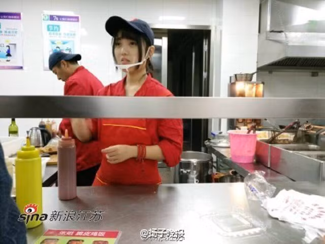 Được biết đến chỉ sau một bức ảnh chụp trộm, cô gái xinh đẹp làm phục vụ trong căng tin trường Đại học Dương Châu, Trung Quốc dù là gương mặt xuất hiện trên nhiều trang mạng quốc tế, nhưng đến nay vẫn chưa để lộ danh tính. Cô gái làm phục vụ khiến nhiều chàng trai phải lòng vì khuôn mặt xinh đẹp, ngây thơ và phong cách phục vụ tận tình.