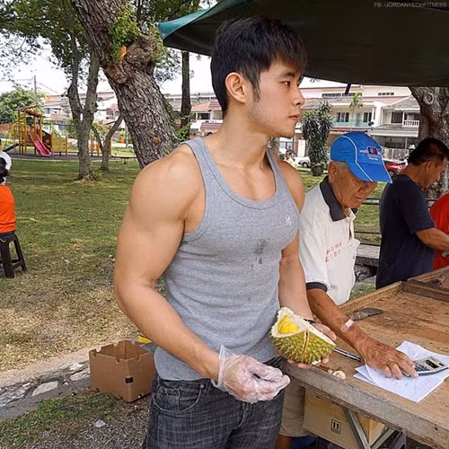 Hot boy bán sầu riêng bụng 6 múi tên Jordan Yeoh cũng từng làm điên đảo dân mạng Trung Quốc, Malaysia, Thái Lan trong năm 2015 với ngoại hình đẹp miễn chê của mình.